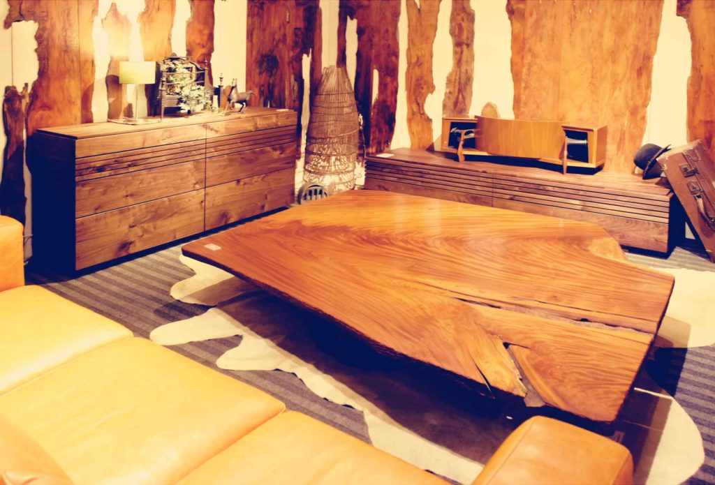榎津店の大きな欅の木のテーブル